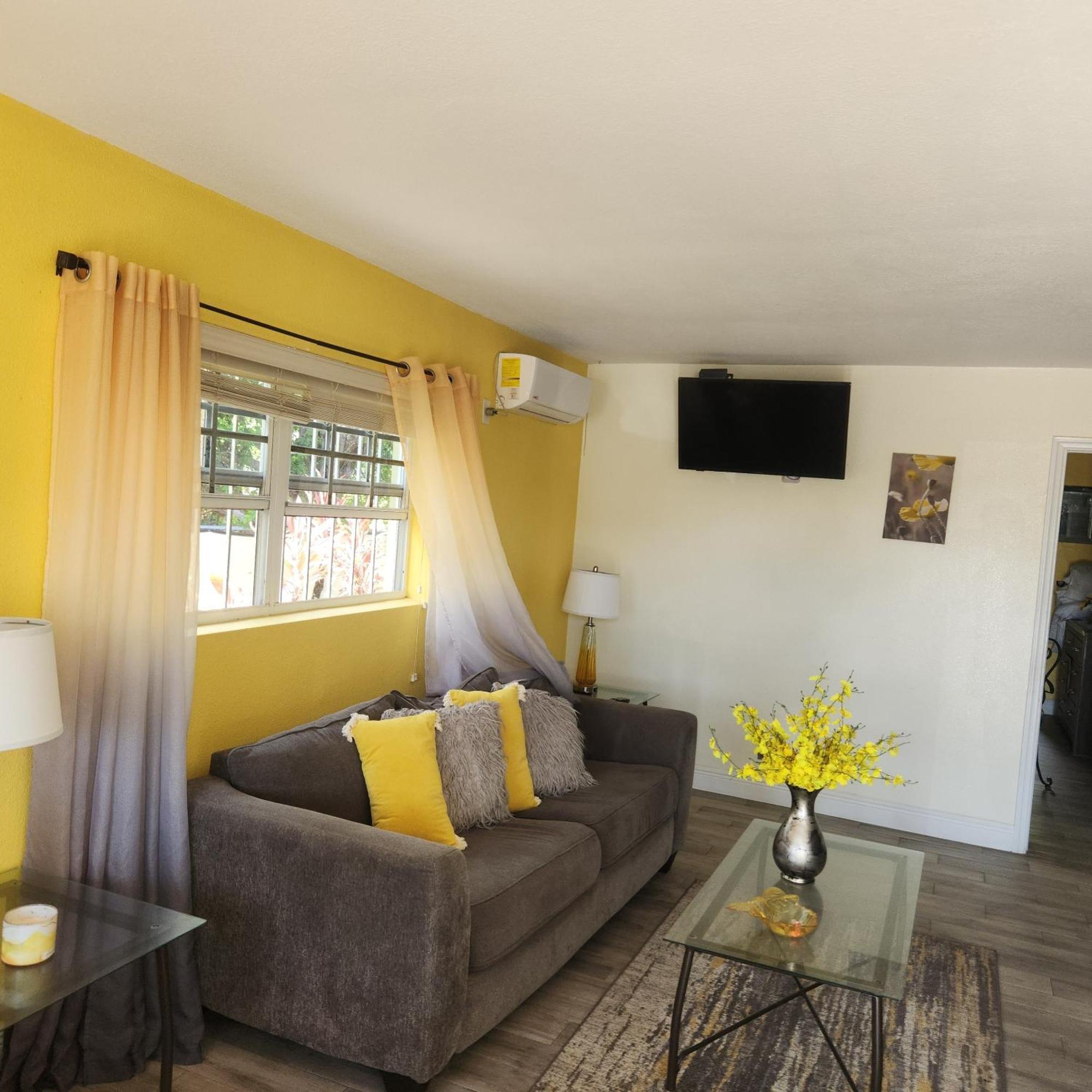 Jubilee Gardens Freeport Hotel Buitenkant foto
